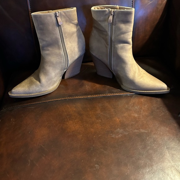 Boots - Picture 3 of 8